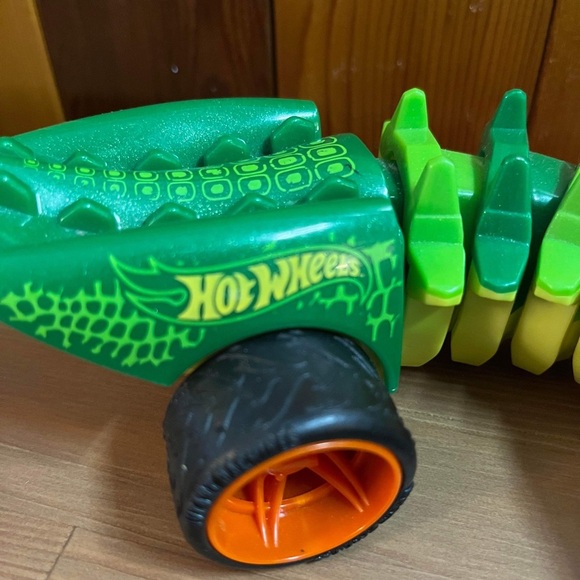 Hot Wheels Mutant Machine Commander Croc - Picture 2 of 5